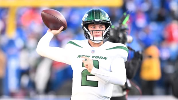 Jets' QB Zach Wilson warms up at Buffalo